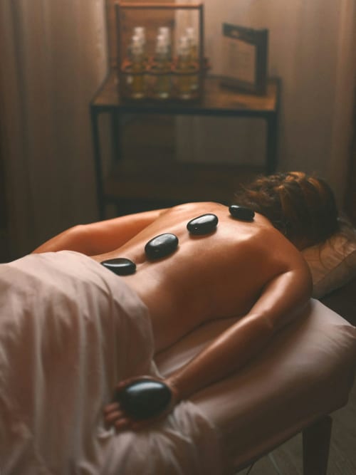 Massage aux pierres chaudes à l'hôtel-spa Eucalyptus Ethnic à El Ghazouane, Maroc - soin bien-être