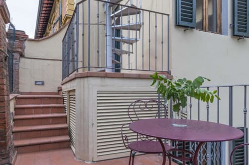 Area con sedute in terrazza presso Florence Sweet Homes a Firenze con tavolo da pranzo esterno e vista sulla città