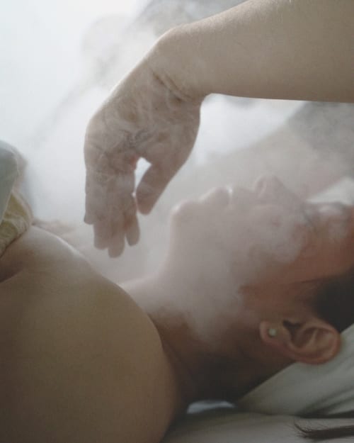 Les mains d'un parent et d'un enfant réunies à l'hôtel-spa Eucalyptus Ethnic, El Ghazouane