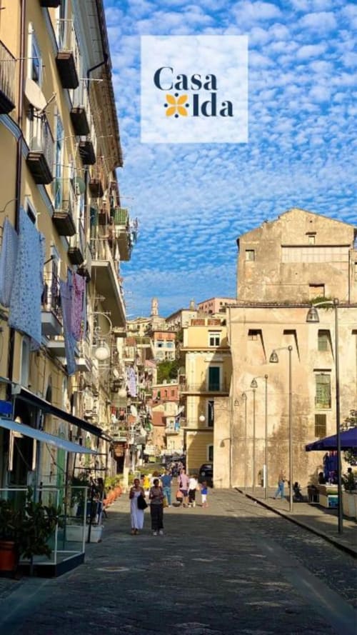 Affascinante via selciata a Vietri con insegna Casa Ida, architettura italiana tradizionale e cielo azzurro