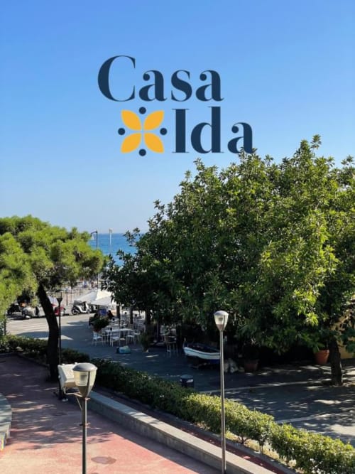 Appartamento fronte mare Casa Ida a Vietri, con vista sull'oceano, giardino rigoglioso e cortile in stile mediterraneo