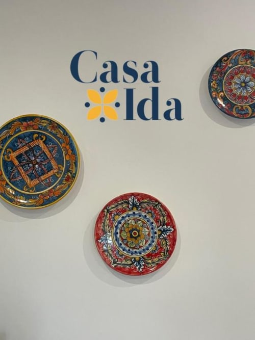 Insegna Casa Ida con piatti di ceramica dipinti a mano su muro, Vietri sul Mare