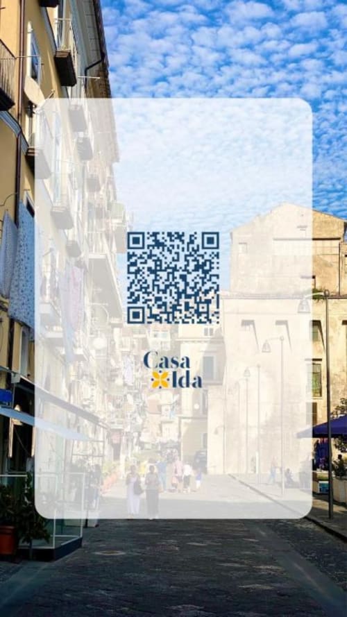 Ingresso di Casa Ida a Vietri con codice QR, architettura mediterranea, cielo azzurro, scenario costiero italiano