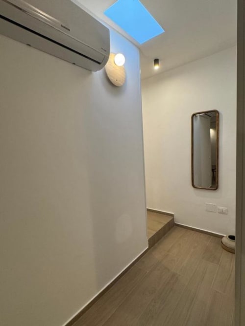 Corridoio moderno della camera Deluxe Casa Ida 2 con lucernario, aria condizionata, applique rotondo e pavimento in legno