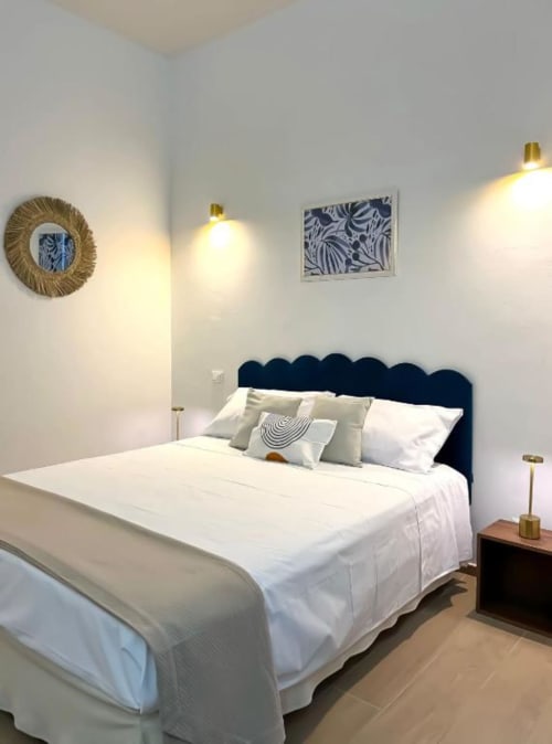 Camera Deluxe Casa Ida a Vietri con letto testata nuvola, biancheria bianca, applique in ottone e arredamento costiero