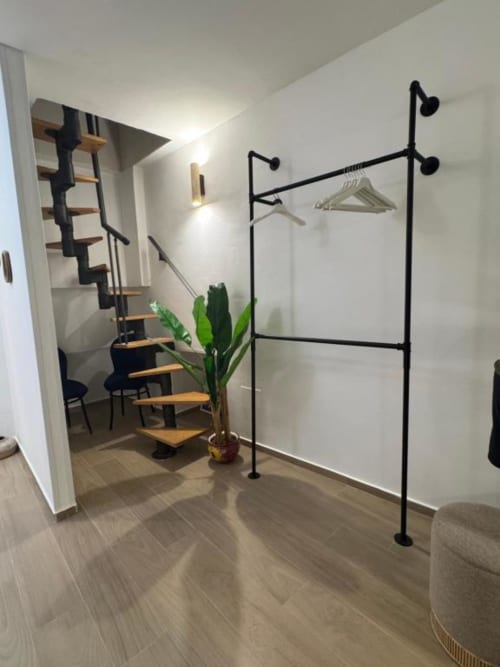 Scala moderna con appendiabiti in metallo nero nella Suite Deluxe Casa Ida, Vietri, Italia