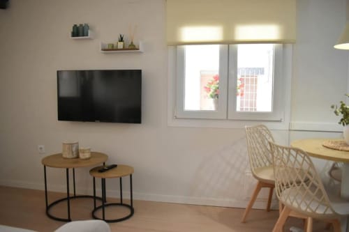 Sala moderna de Casas rurales El abuelo en Bronchales con TV mural, comedor y diseño contemporáneo