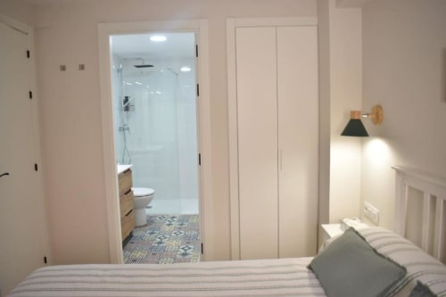 Dormitorio con baño en suite en el apartamento rural Casa El Abuelo en Bronchales, España