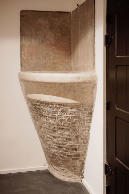 Exposed brick architectural detail in corner nook at Castanea Business & Suites, Merelbeke