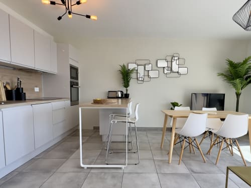 Cuisine ouverte moderne et salle à manger de l'appartement T3 Frasso à VillaSerenita, Porticcio avec mobilier blanc