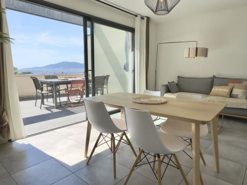 Appartement moderne à Porticcio avec vue mer, salle à manger, salon et terrasse dominant les montagnes