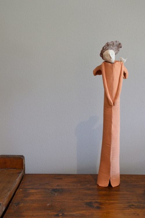 Bambola in stoffa fatta a mano con vestito arancione presso la boutique B&B Villa Rosati, Sanzeno