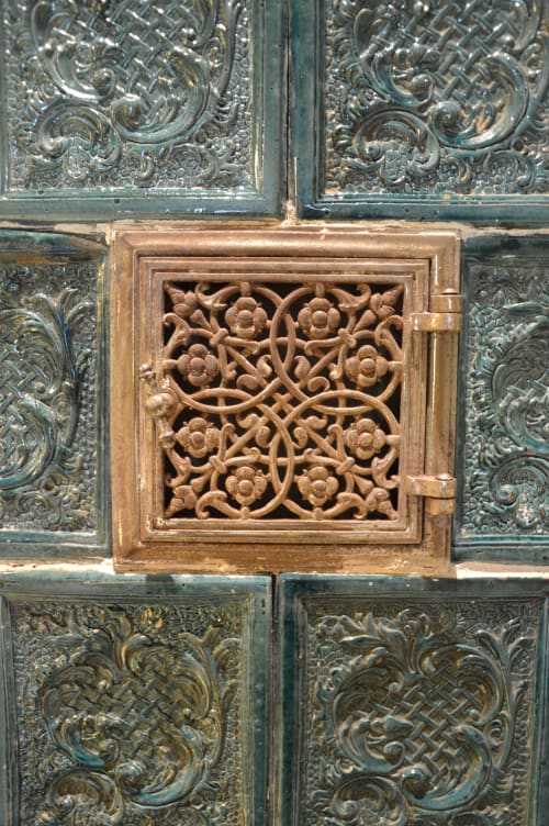 Pannelli decorativi ornati della Villa Rosati con motivi floreali in legno intagliato e dettagli in metallo sbalzato a Sanzeno