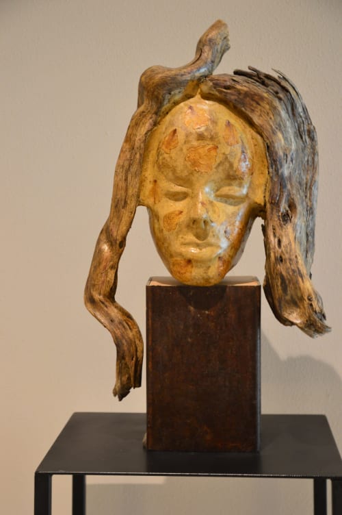 Testa scultorea in legno con motivo serpentiforme, installazione artistica alla boutique hotel Villa Rosati di Sanzeno, Trentino-Alto