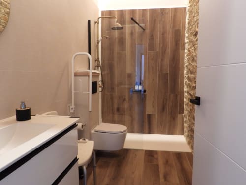 Baño moderno en Hotel Rural Izarbe con ducha de paso, inodoro y lavamanos accesible en Burgos