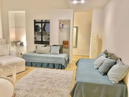 Ampia camera da letto con due letti, arredamento moderno e caratteristiche di palazzo storico a Living Palazzi Storici, Bologna