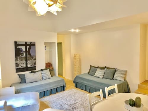 Ampia camera da letto presso Living Palazzi Storici a Bologna con due letti, arredamento moderno e elegante decoro