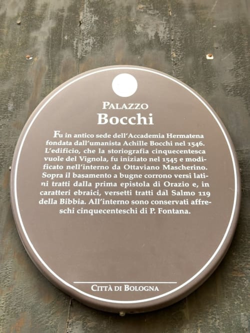 Lapide storica del Palazzo Bocchi a Bologna, che illustra il patrimonio del palazzo del XVI secolo