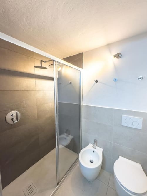 Bagno moderno con doccia a fondo stanza, bidet e toilet nell'appartamento Living Palazzi Storici a Bologna
