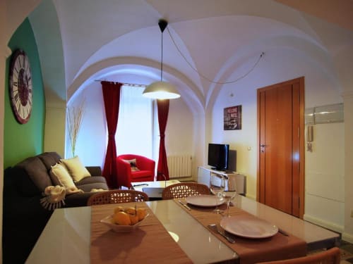 Apartamento moderno de 1 dormitorio en Cáceres con comedor, salón, sillón rojo y vistas a la ciudad en La Machacona