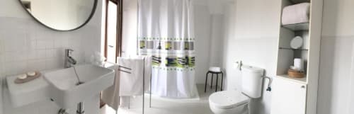 Baño moderno en apartamento Plaza de Santiago en La Machacona, Cáceres, con lavabo, inodoro, ducha y espejo