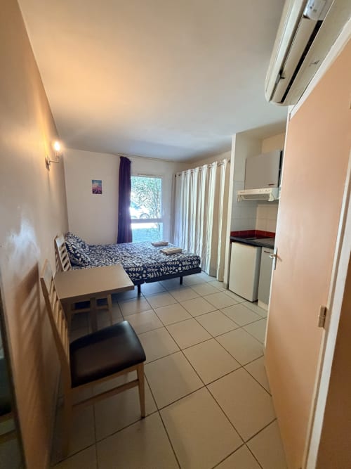 Le Clos d'Aix Studio 11 - compact studio apartment with bed, kitchenette, and tiled flooring in Southern France
