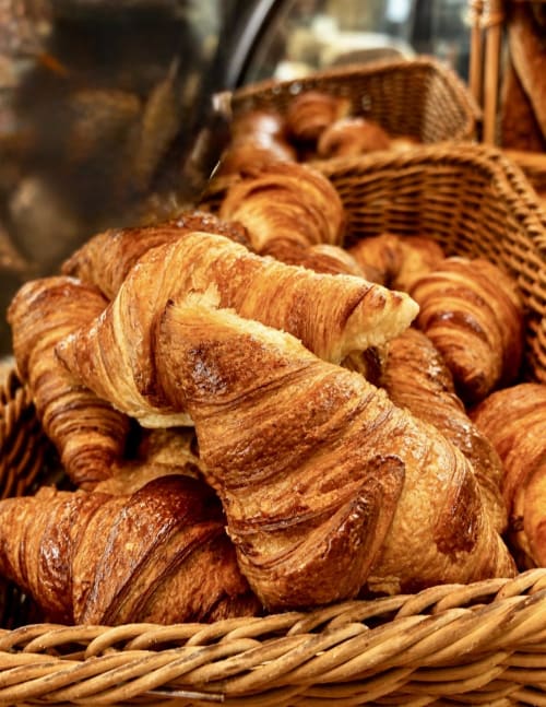Croissants frais dans un panier à l'Hôtel le tilleul, Corps, France