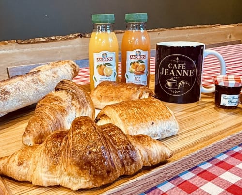 Petit-déjeuner à l'Hôtel le tilleul : croissants, baguettes, jus Andros et tasse de Café Jeanne