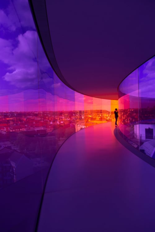 Balcon vitré courbe moderne avec vue sur Lyon au coucher de soleil, Yasi Hostel