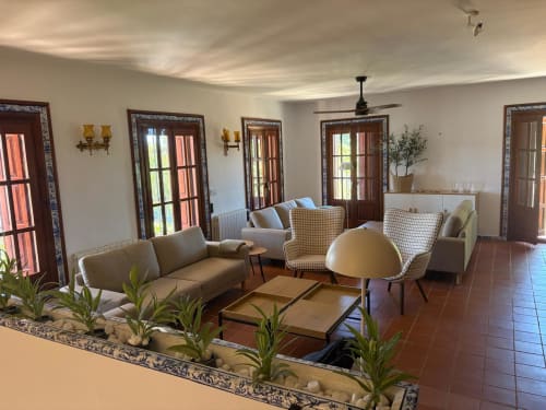 Amplio salón en Holiday Dreams Ronda con asientos cómodos, vistas a las montañas desde las puertas y elegante decoración en Heredad