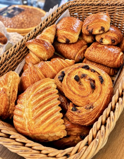 Assortiment de viennoiseries fraîches et croissants dans un panier en osier à l'Hôtel le tilleul, Corps, France