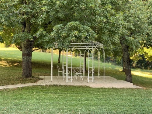 Metallisches Gartenhaus mit Sitzplätzen unter hohen Bäumen auf gepflegtem Rasen im Domaine de Bize, Mirepoix