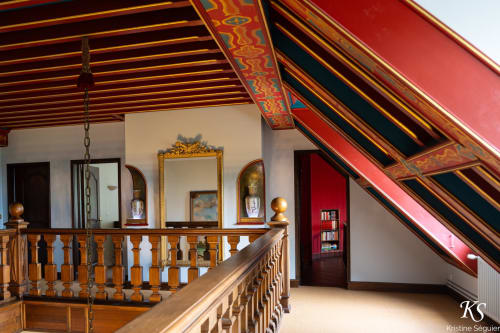Luxuriöses Mezzanin im Domaine de Bize Manoir in Mirepoix mit verzierter Decke und vergoldeten Spiegeln