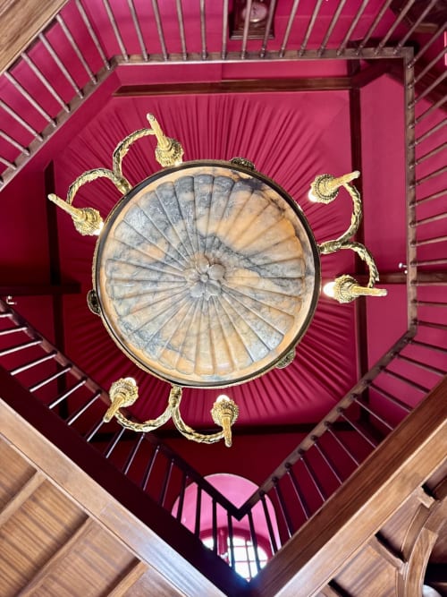 Verziertes Deckendetail im Herrenhaus Domaine de Bize Mirepoix mit Muschelmedaillon und goldenen Dekorgriffem