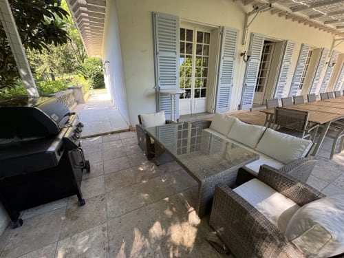 Luxuriöse Terrasse im Domaine de Bize Mirepoix mit Rattanmöbeln, Gartenblick und Herrenhaus-Fensterläden
