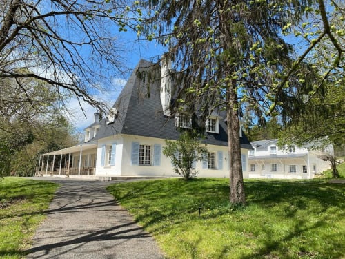 Elegantes weißes Herrenhaus mit Mansarddach, umgeben von üppigen Gärten und einer Trauuerweide, Domaine de Bize Mirepoix
