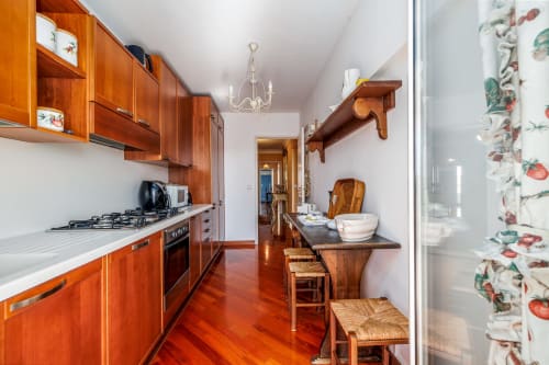 Cuisine moderne avec meubles en bois et espace repas à la Riviera Home, appartement de Roquebrune-Cap Martin