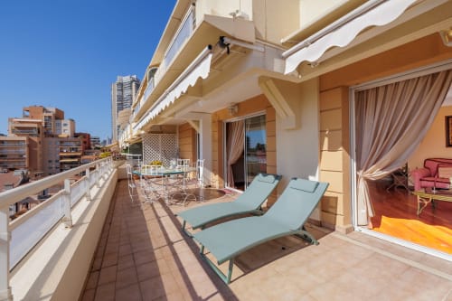 Balcon ensoleillé avec transats à l'appartement Riviera Home à Roquebrune-Cap-Martin, France