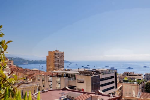 Vue mer depuis l'appartement Riviera Home à Roquebrune-Cap-Martin, Côte d'Azur avec la Méditerranée et yachts amarrés