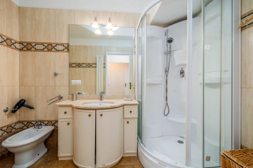 Salle de bain contemporaine de l'appartement Maison Josephine à Roquebrune-Cap Martin avec vasque courbe et douche