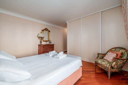 Chambre élégante de l'appartement Maison Josephine à Riviera Home, vue mer à Roquebrune-Cap Martin, avec literie blanche