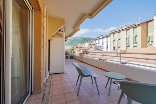 Terrasse spacieuse à Riviera Home à Roquebrune-Cap Martin avec vue sur mer, mobilier moderne et architecture méditerranéenne