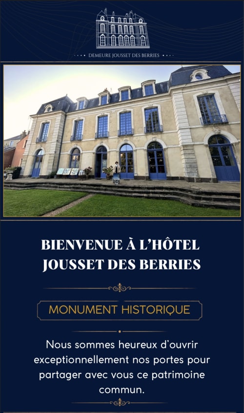 Demeure historique Jousset des Berries au Mans : façade crème, toit mansardé, portes et fenêtres bleues, pelouse verte