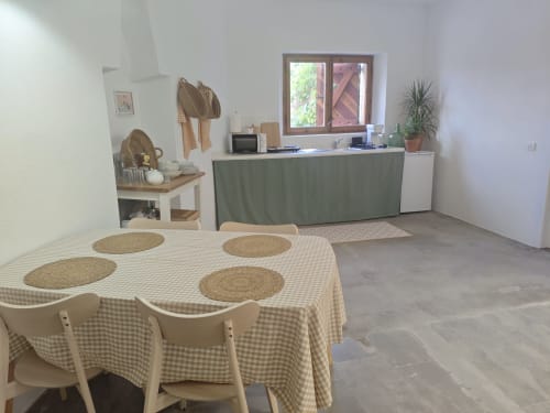 Apartamento Séncies Can Girona en Sitges con mesa de comedor, encimera de cocina y vistas al jardín