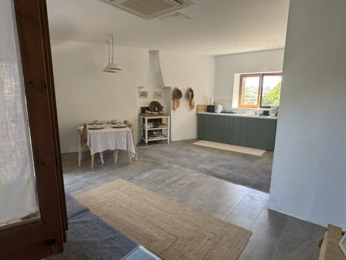 Cuina i menjador moderns de Séncies Can Girona a Sitges amb mobles verds i vistes al jardí