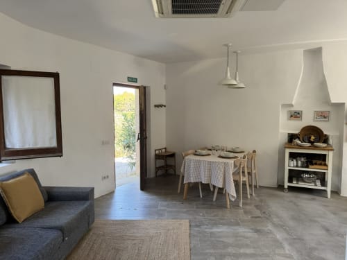 Apartament de planta oberta a Séncies Can Girona de Sitges amb menjador, cuina, sala d'estar i vistes al jardí
