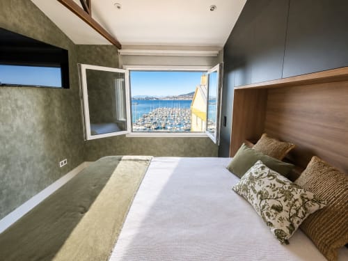 Dormitorio de lujo con vistas al mar en Holibai, Baiona, con vistas a la marina, cabecero de madera y comodidades modernas