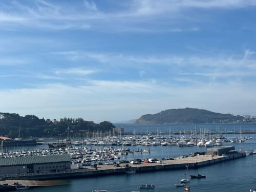 Marina de Baiona con veleros y paseo marítimo del complejo Holibai, España