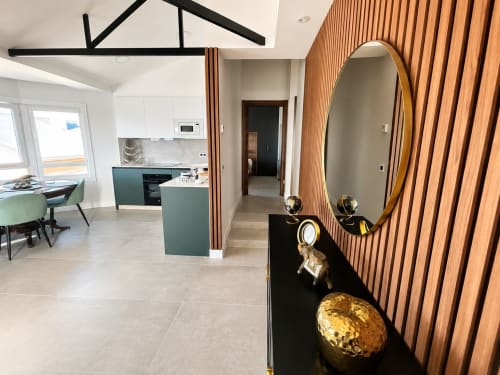 Apartamento de lujo Filliña moderno en Baiona con cocina abierta, comedor, espejo redondo dorado y vistas al mar