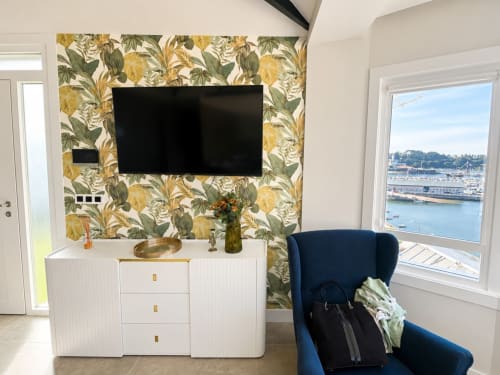 Apartamento de lujo en Baiona con vistas al mar, TV de pantalla plana, muebles blancos, papel tapiz tropical y vistas al puerto